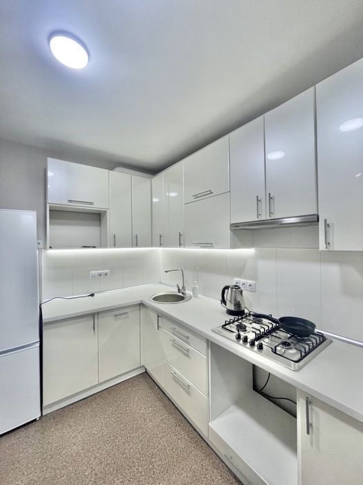 Центр! 1-кімн. з А/О в новому будинку з меблями і технікою