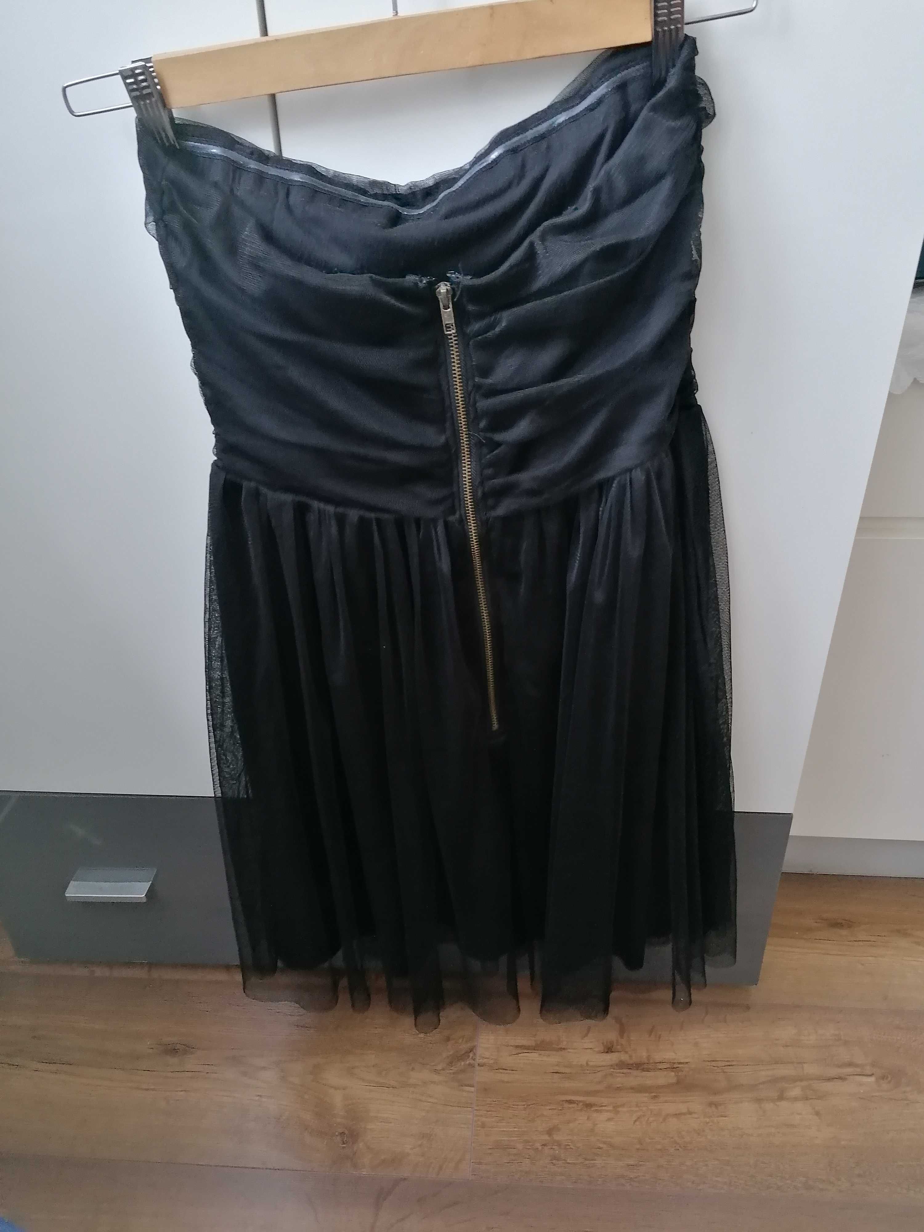 Mała czarna, Tiulowa sukienka