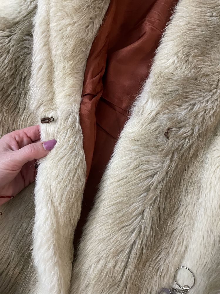 Eleganckie beżowe sztuczne futerko damskie