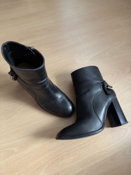 Czarne botki na słupku Lasocki