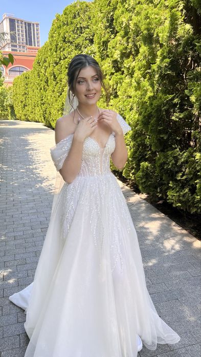 Весільна сукня з розрізом