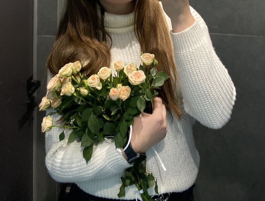 Біла вʼязана кофтинка