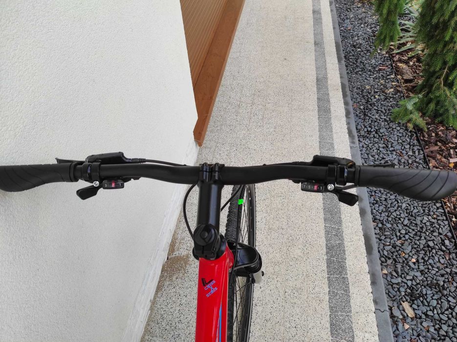 Rower UNIVEGA - crossowy, koła 28, hydraulika, amor, powystawowy