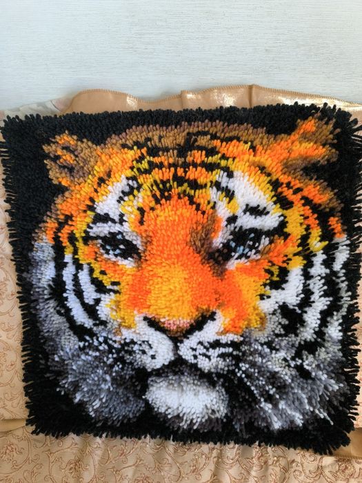 Декоративна наволочка ручної роботи, килимова вишивка. Дуже класна.