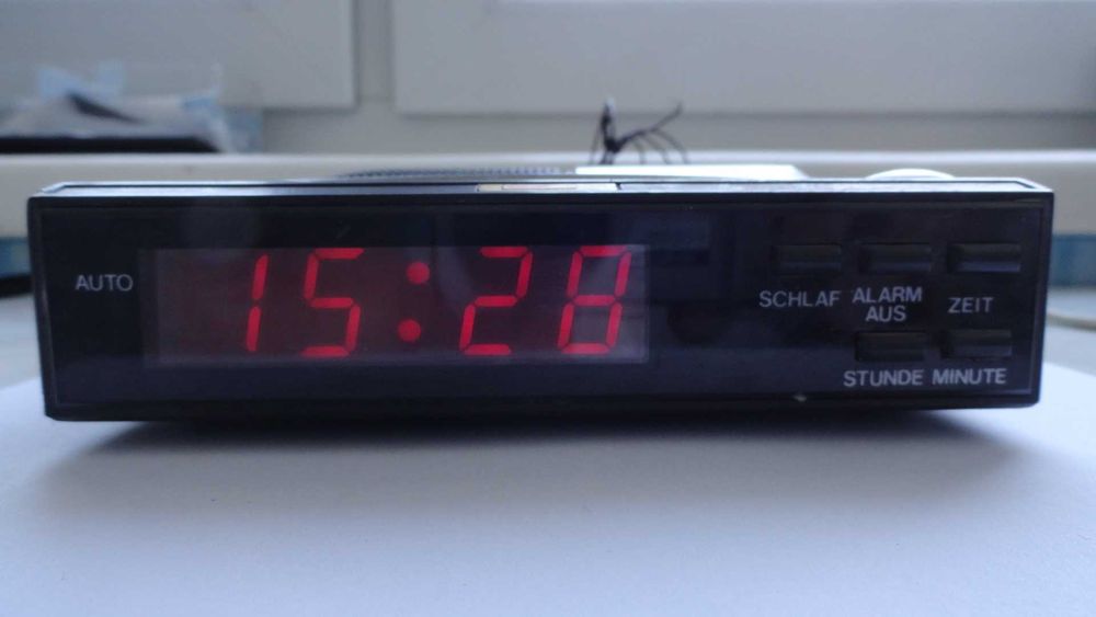 Zegar z radio budzikiem MSR