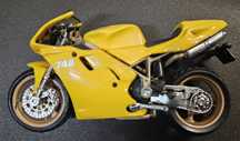 Miniatura moto Ducati 748
