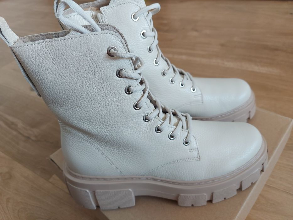 Kremowe trapery Ryłko rozmiar 40