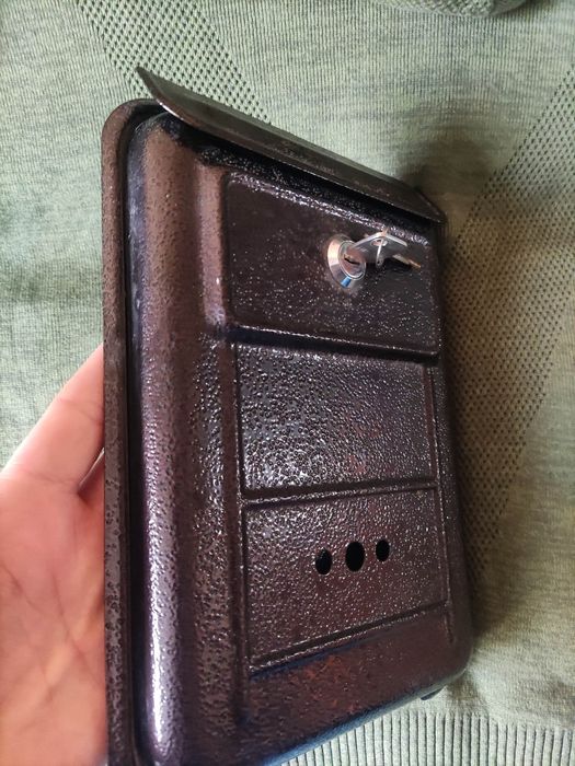 Skrzynka na listy z czasów PRL-u

Wysokość 27 cm
Długość 19 cm
Grubość