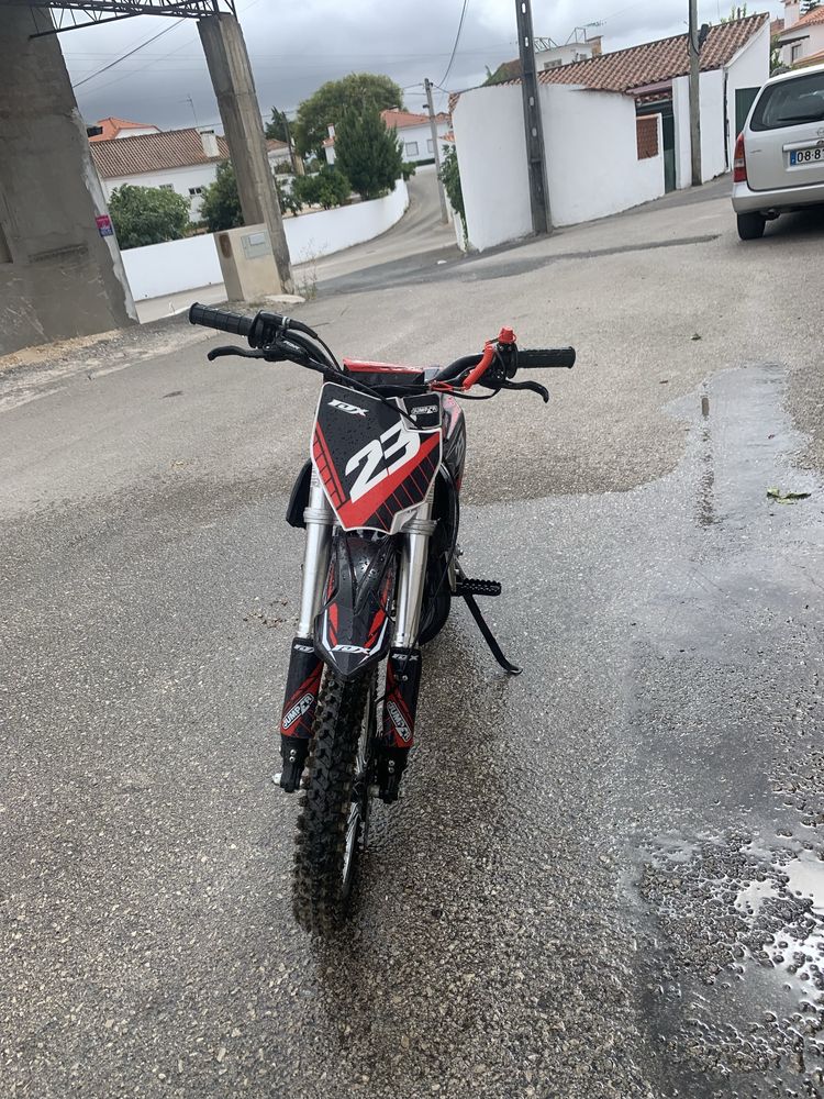 Vendo mota para criança a 2T nova