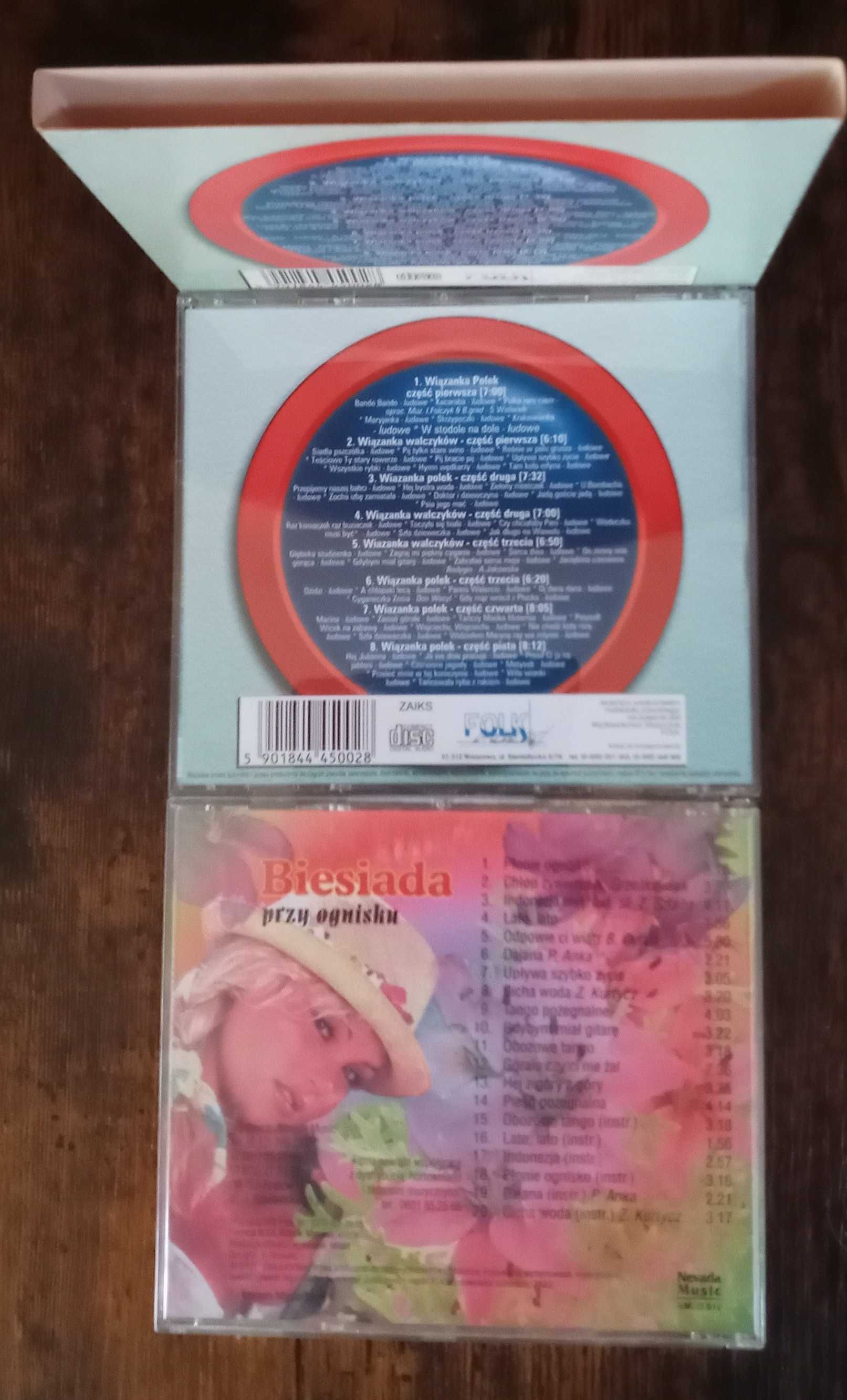 Dwie płyty CD "Biesiada przy ognisku" i "Przeboje biesiadne Non Stop".