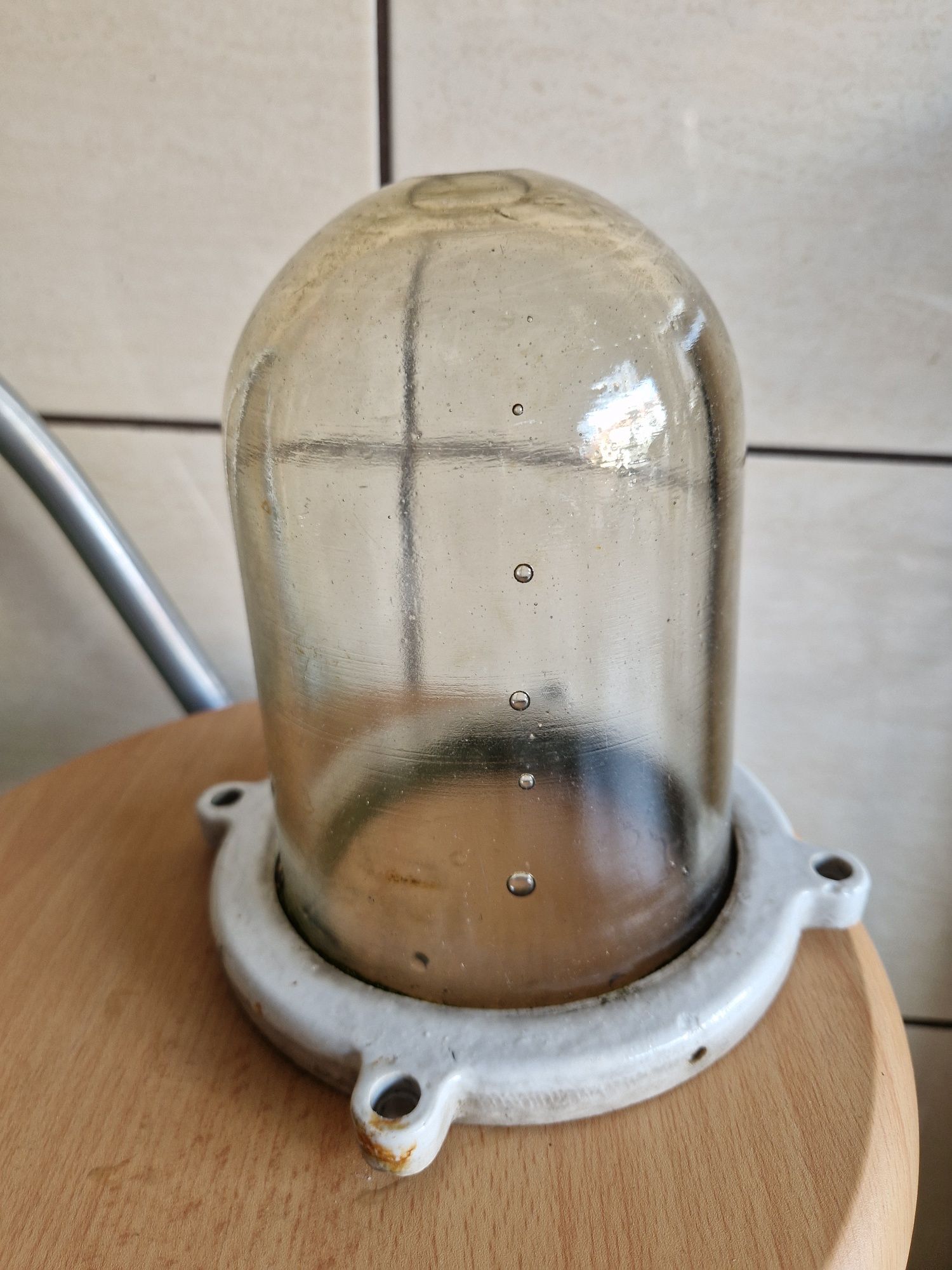 Klosz do lampy przemysłowej wyjątkowy z błędem