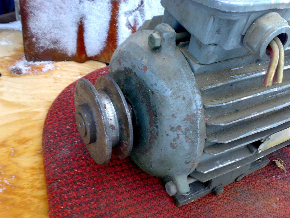 Электродвигатель 2.2 квт.1420 об.4АМ 90ЛС.25 кг.Новый.