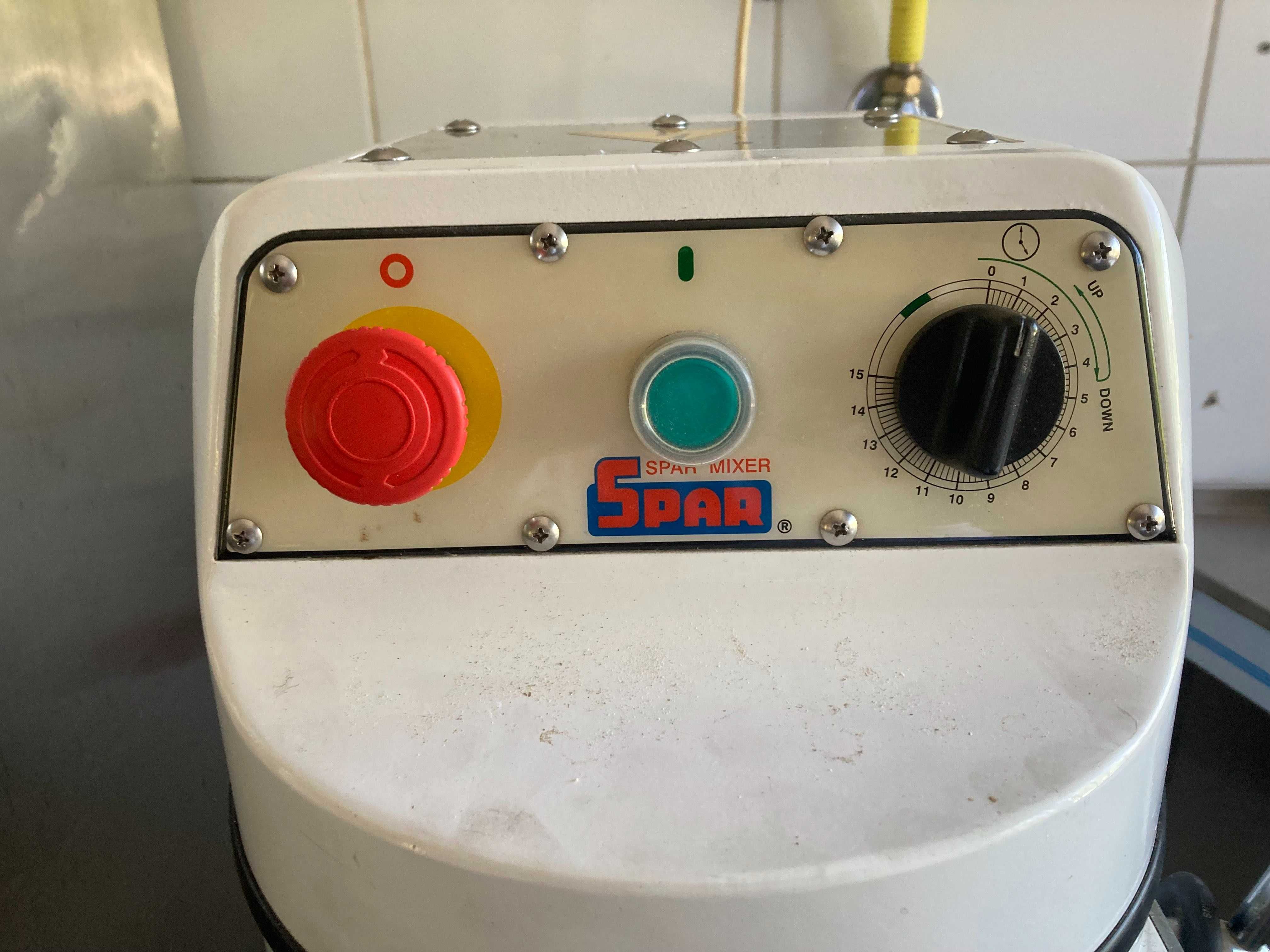 Batedeira/Amassadeira SPAR 40 lts com Acessórios