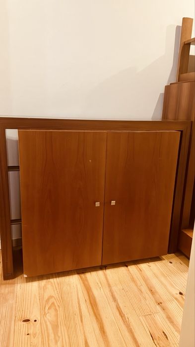 Móveis de madeira maciça