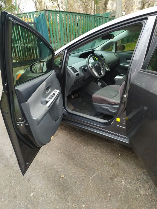 Toyota Prius V  Тойота Пріус