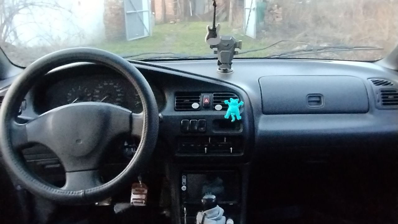 Продам Mazda 323 1996