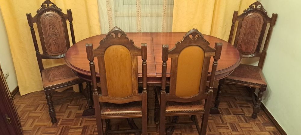 Mesa com 4 cadeiras