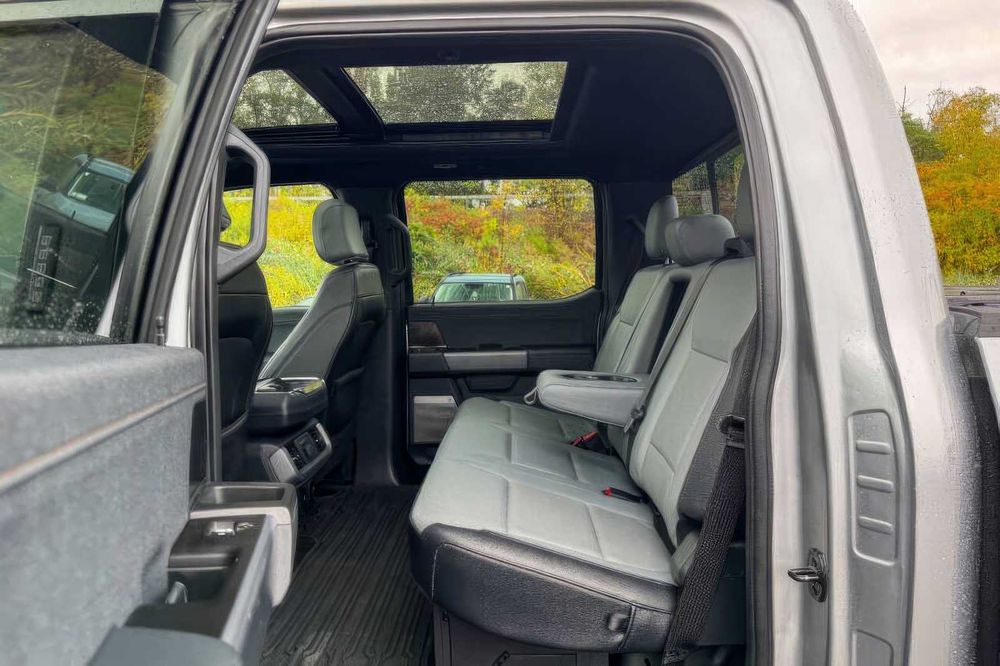 Ford F-150 Lightning Lariat      2022