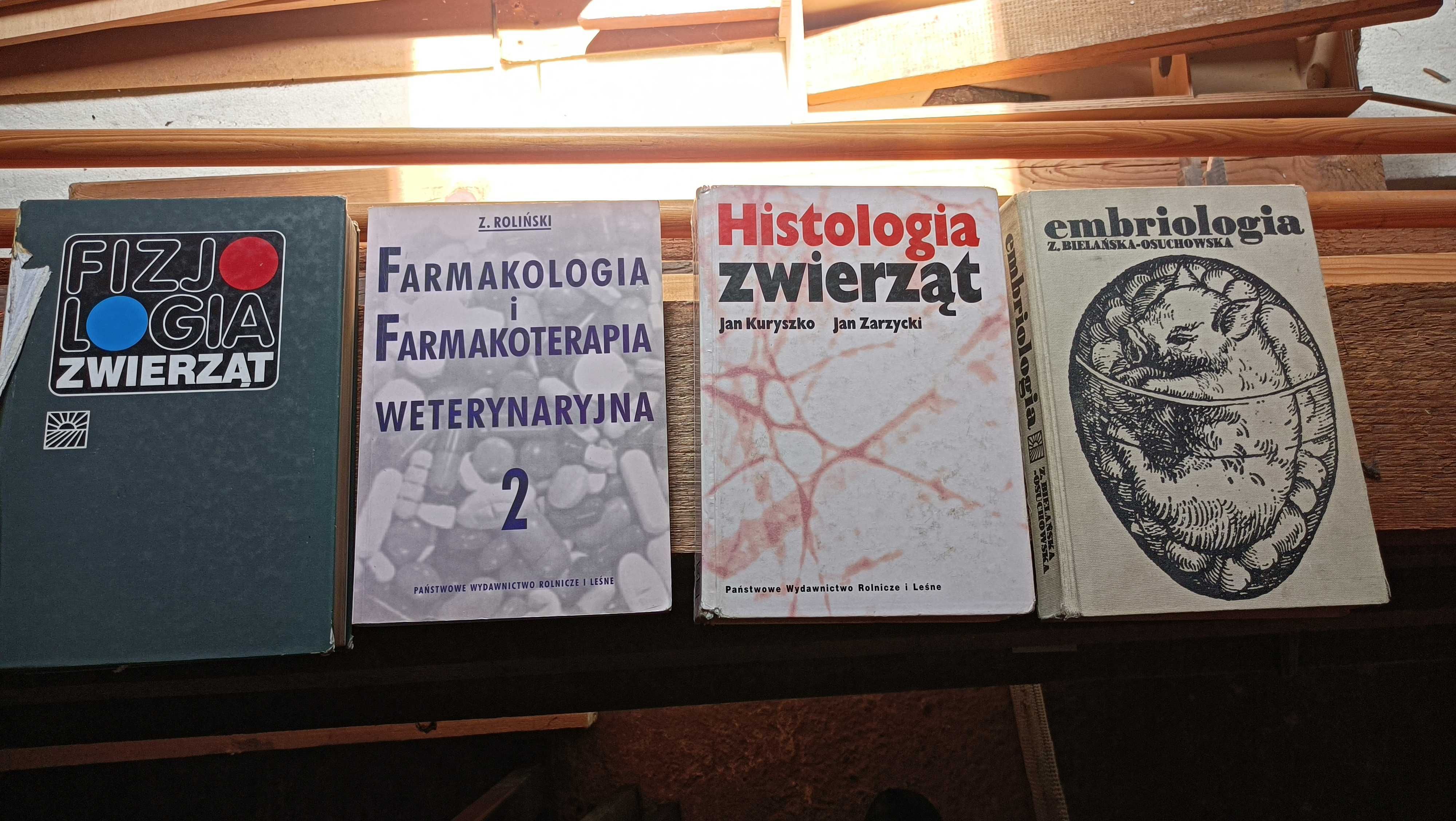 Podręczniki akademickie dla studentów weterynarii, zootechniki.