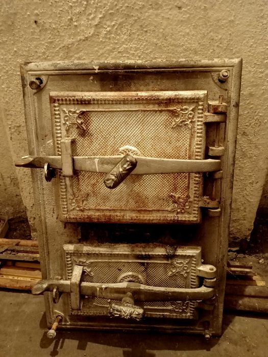 Żeliwne drzwiczki do pieca.