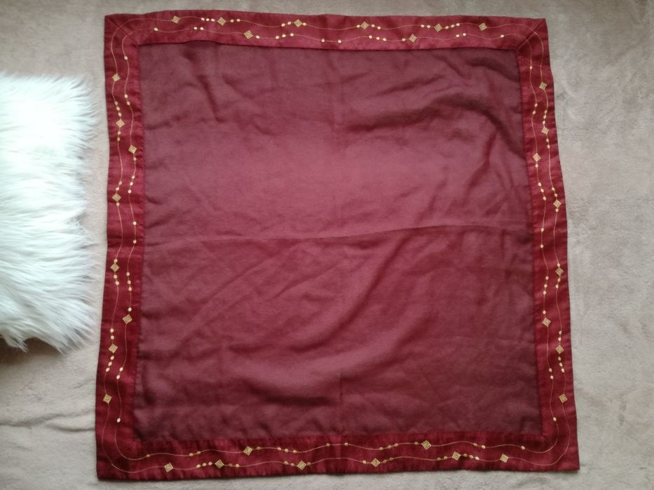 Bordowy obrus serweta na mały kwadratowy stolik 85 cm x 85 cm Ikea