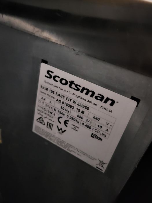 Uszkodzone dwie kostkarki plus lodówka