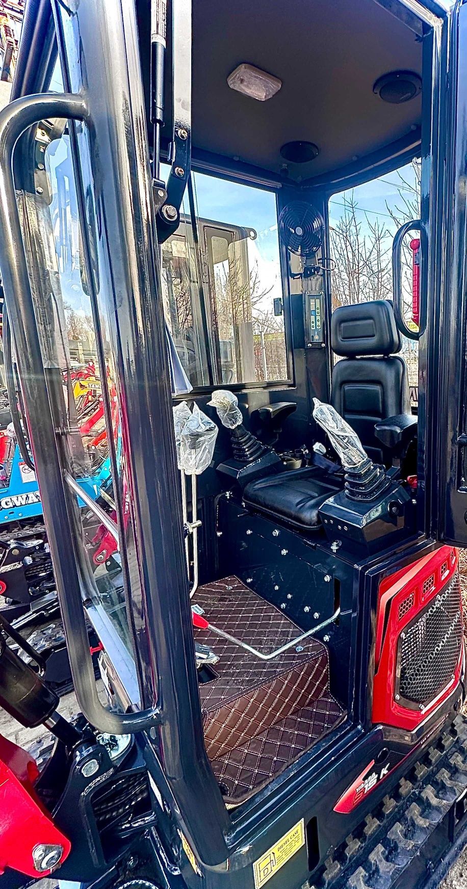 Wynajem minikoparki z kabiną 1500kg, w zestawie z 3 łyżkami