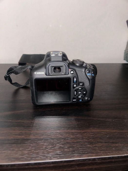 Kit Máquina Fotográfica CANON EOS 2000D