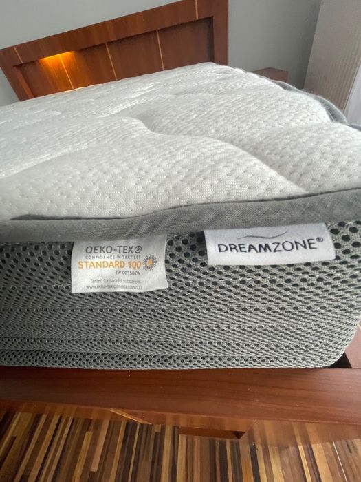 Łóżko dwuosobowe z wygodnym grubym materacem