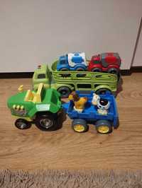 Laweta z autami traktor z przyczepą i zwierzętami samochodami