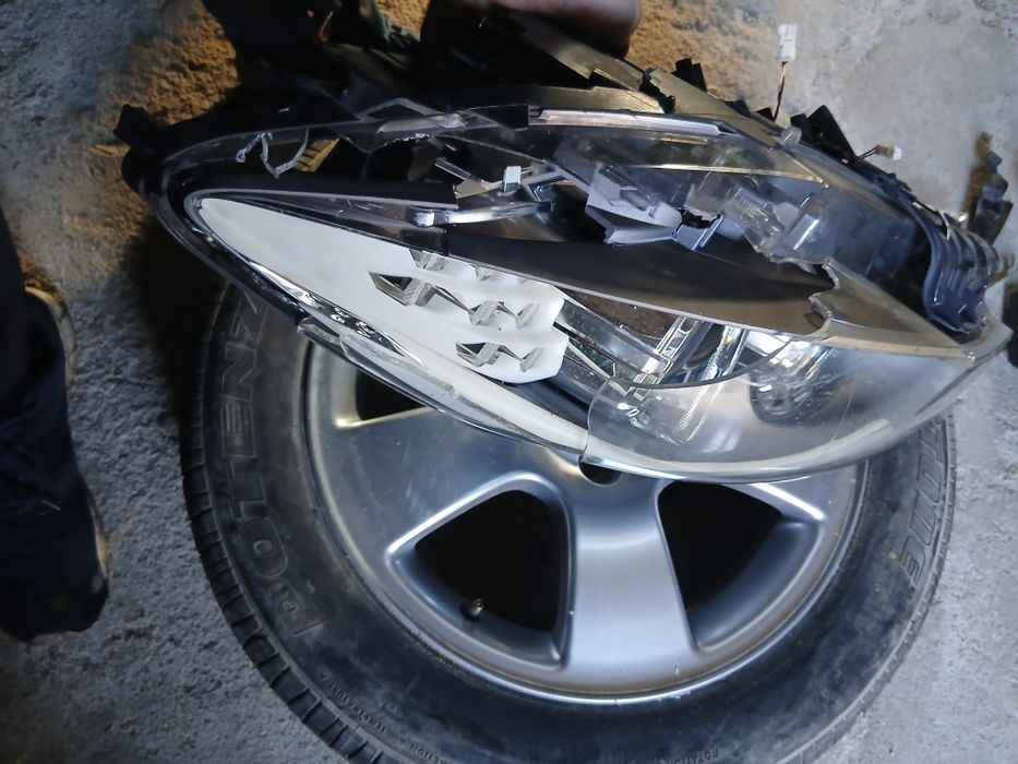 Lampa Przednia BMW F10 F11 Lewa Przedliftowa Uszkodzona