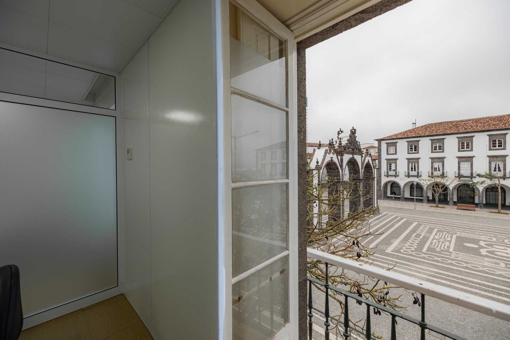 Gabinetes e Espaços de Trabalho – Centro de Ponta Delgada