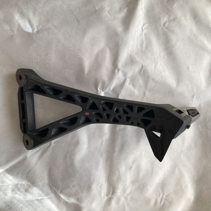 Ducati Monster 2018 задня ліва пасажирська підніжка в зборі 82433001A