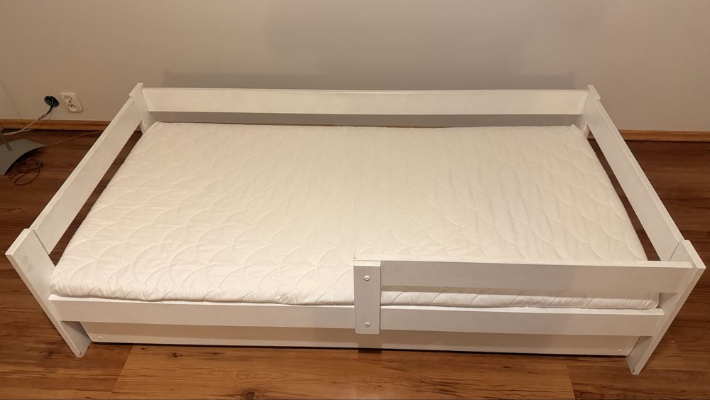 Łóżeczko  dla dziecka z materacem i szuflada