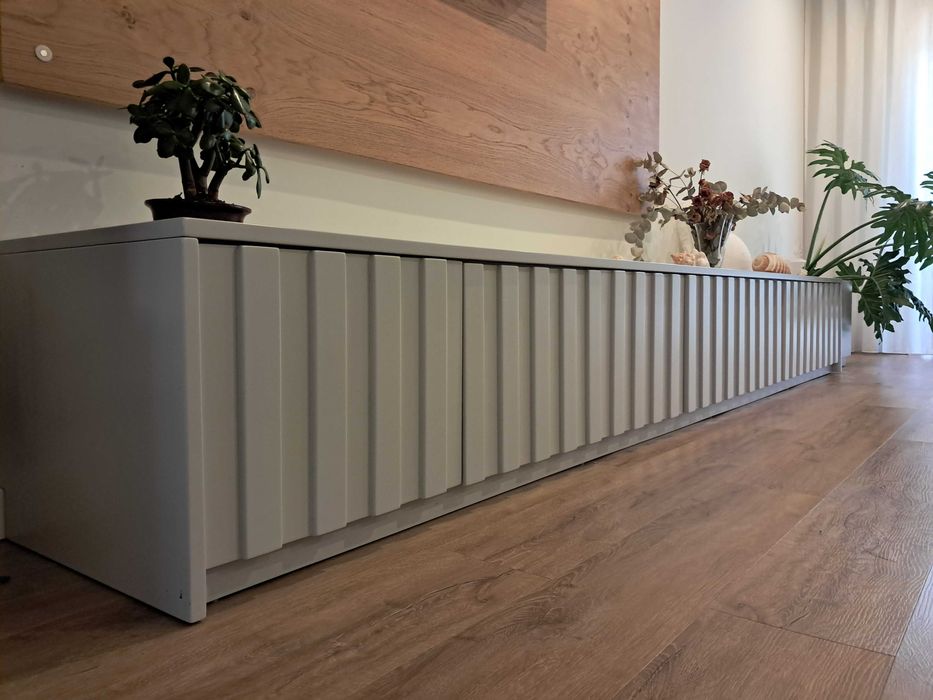 móvel para tv madeira lacada com arrumação gavetas e cubo para planta