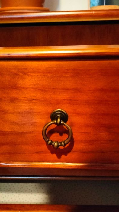 Cómoda clássica, madeira maciça alta e estreita (castanho avermelhado)