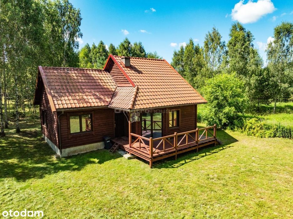 Przytulny dom w pięknej okolicy nad jeziorem.
