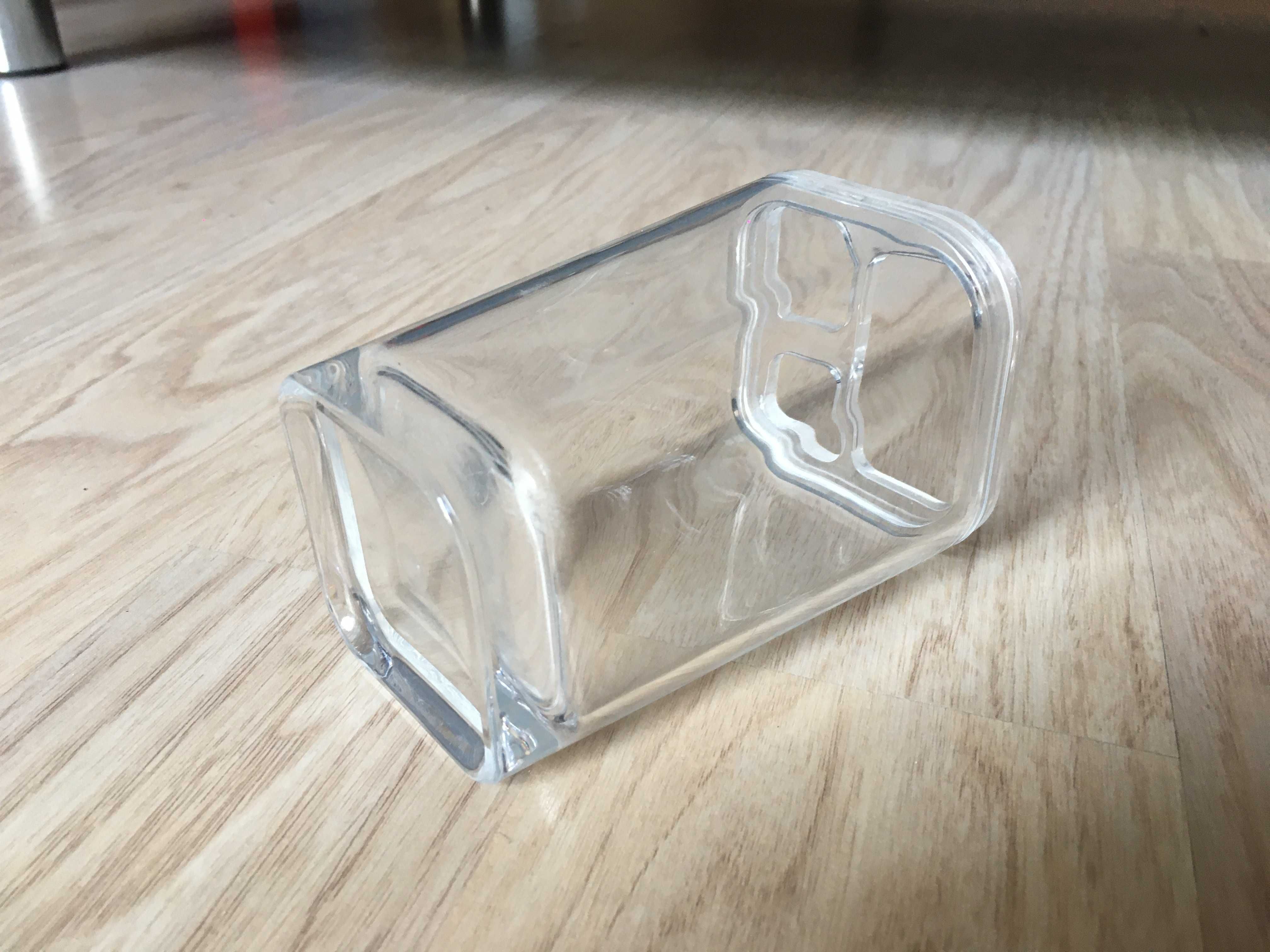 Plastikowy kubeczek na szczoteczki do zębów przezroczysty przegrody