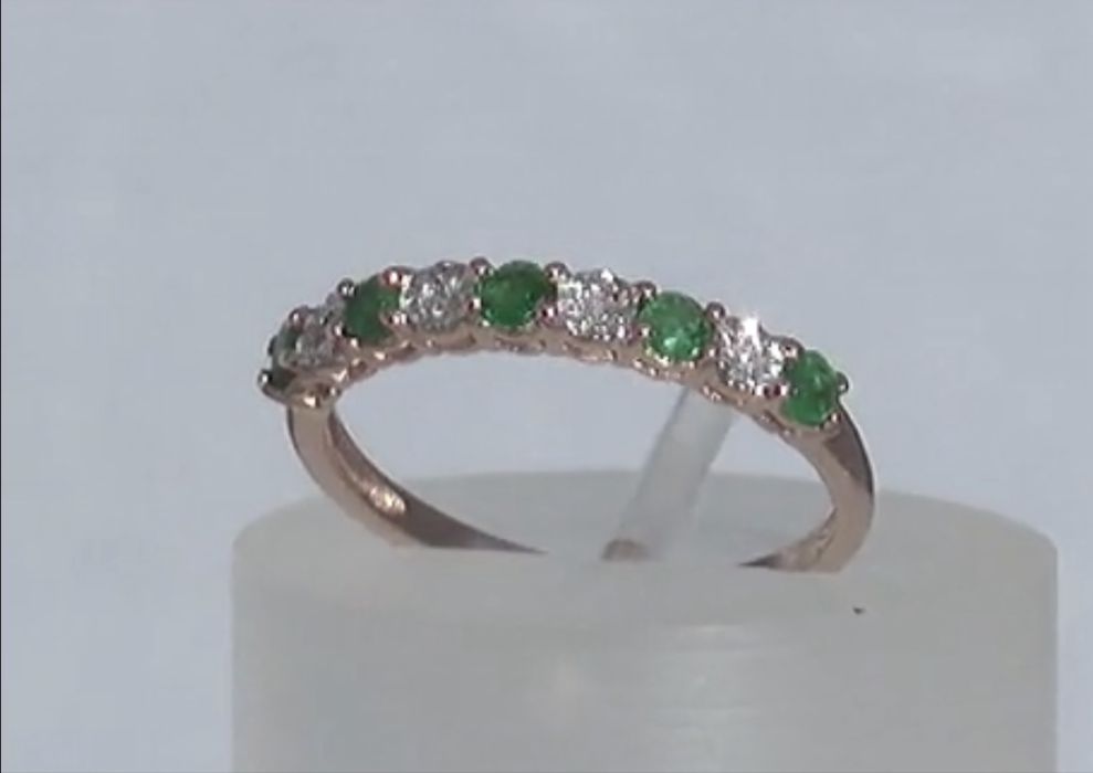 Превосходное золотое кольцо с бриллиантами и изумрудами