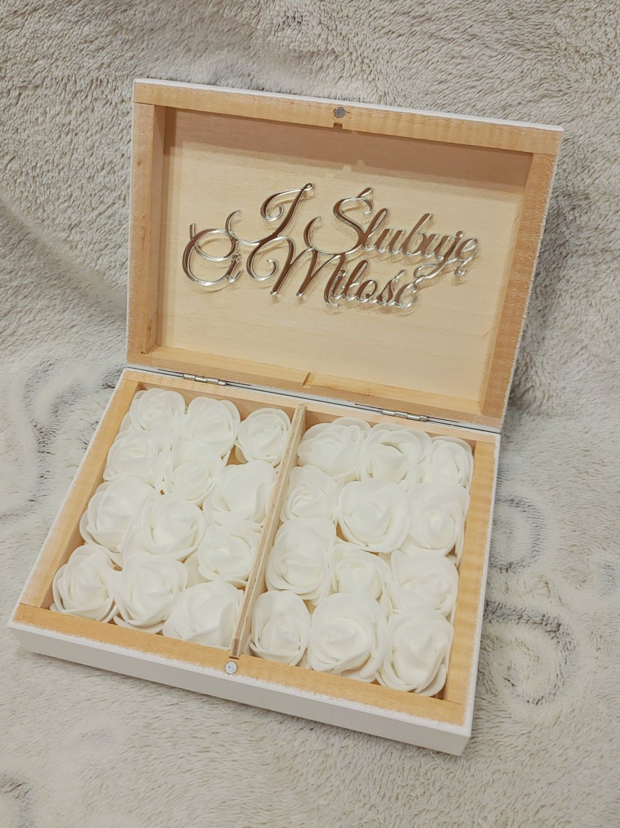 Drewniane białe pudełko na obrączki ze srebrnymi lustrzanymi zdobienia