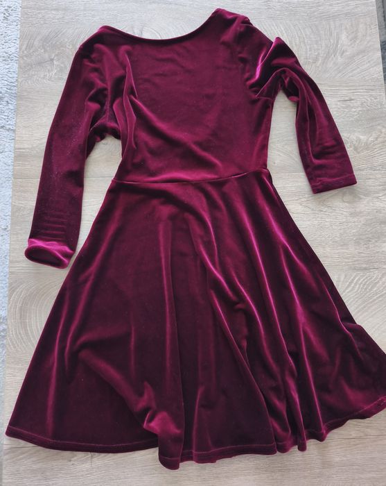 Śliczna welurowa sukienka w kolorze głębokiego wina.