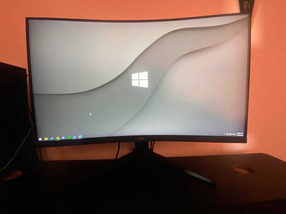 Monitor Gaming 31.5″ AOC 240Hz 0.5ms Curvo – Quase Novo
