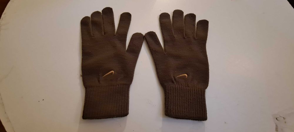 Conjunto com cachecol, luvas e gorro [EXCELENTE ESTADO]