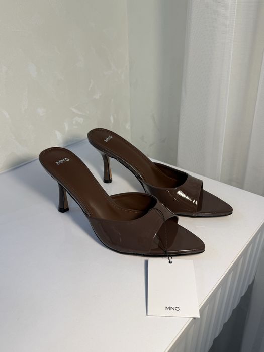 В наявності мюлі. В двох розмірах