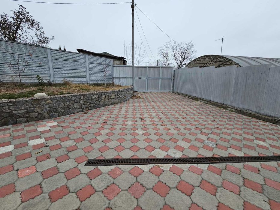 Продаємо  гарну частину будинку з окремим двором на Мальованці