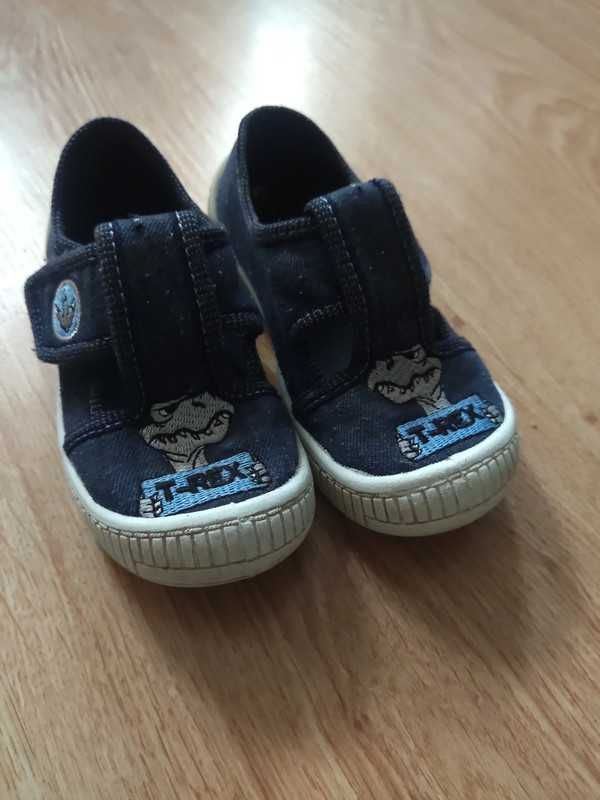 Buty sandały zamknięte 25