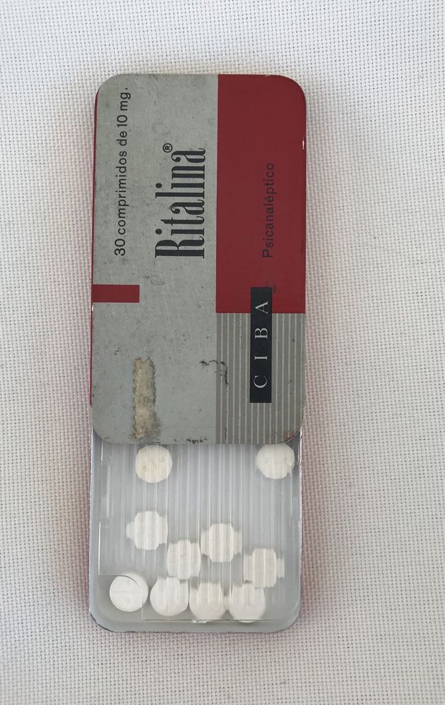 Antiga caixa metálica de Ritalina