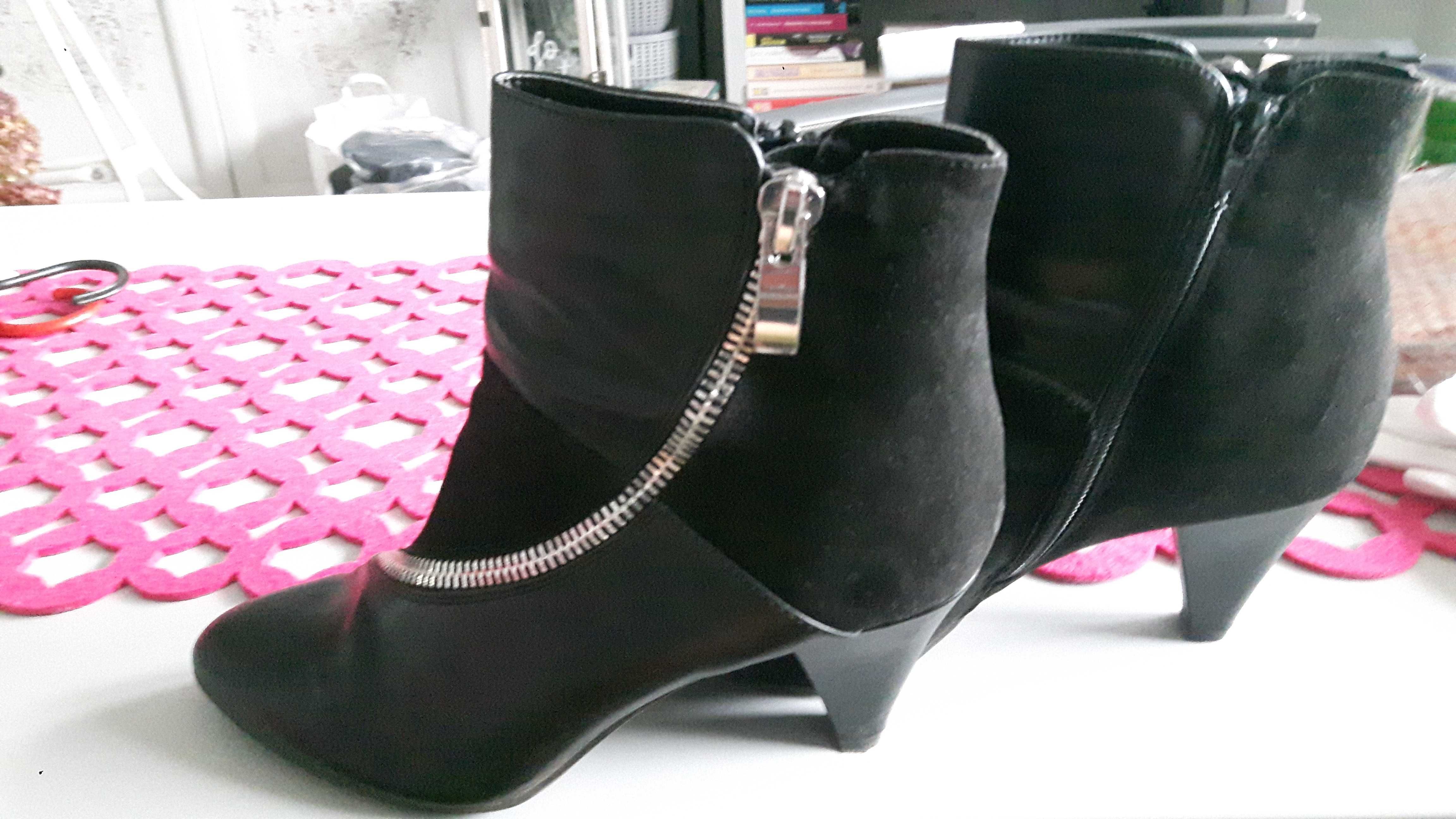 Botki jak nowe Catwalk czarne z ozdobnym zamkiem, r. 39