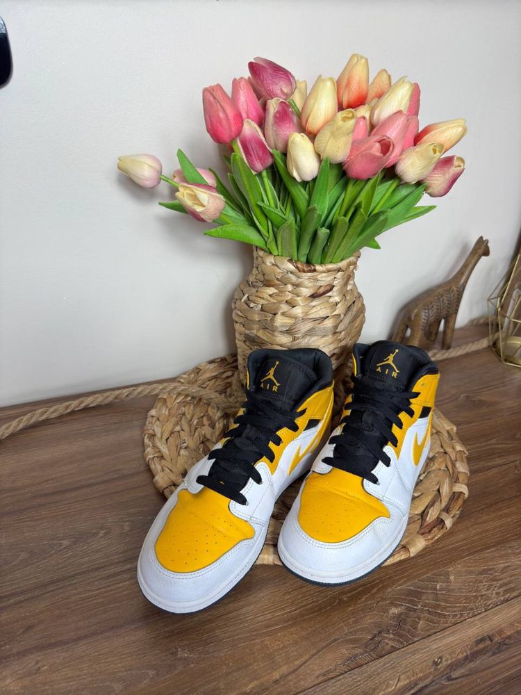 Buty Nike Air Jordan 1 Mid University Gold GS żółte unisex 40