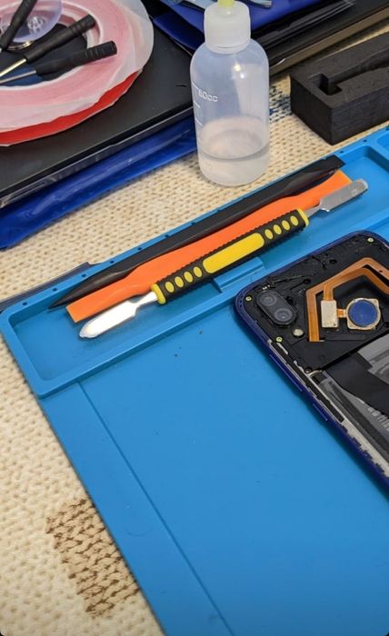 Надаю послуги з ремонту смартфонів